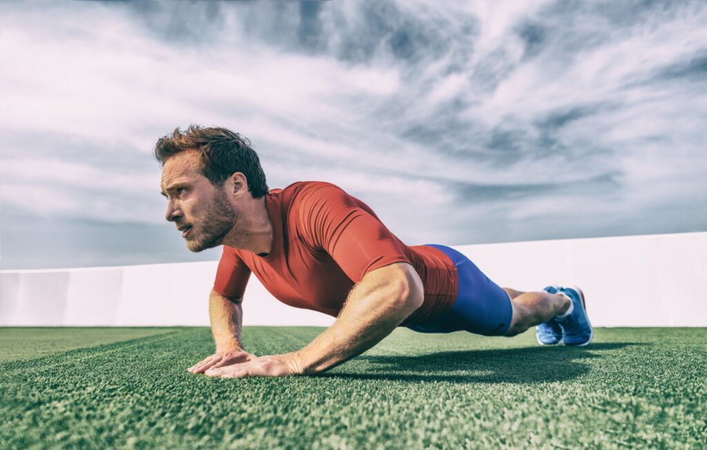 ασκήσεις χωρίς τρέξιμο άνδρας κάνει push ups