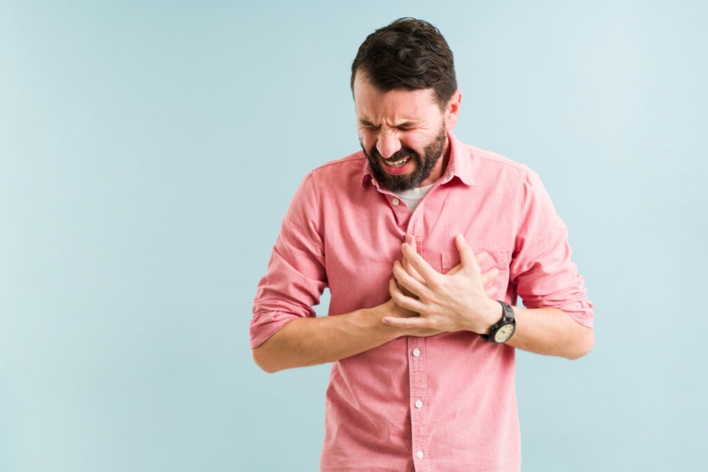 Πόνος στο στήθος που έρχεται και φεύγει: Τι τον προκαλεί, πότε σχετίζεται με την καρδιά