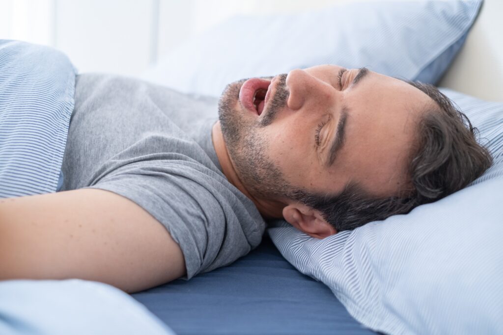 Γιατί κάποιοι ροχαλίζουν δυνατά – Ποιες στάσεις ύπνου το μειώνουν