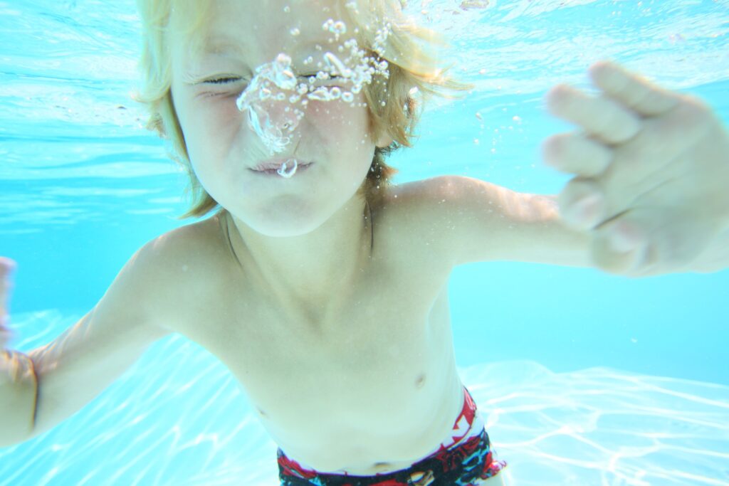 Πώς να σώσετε τη ζωή του παιδιού σας από πνιγμό στο νερό