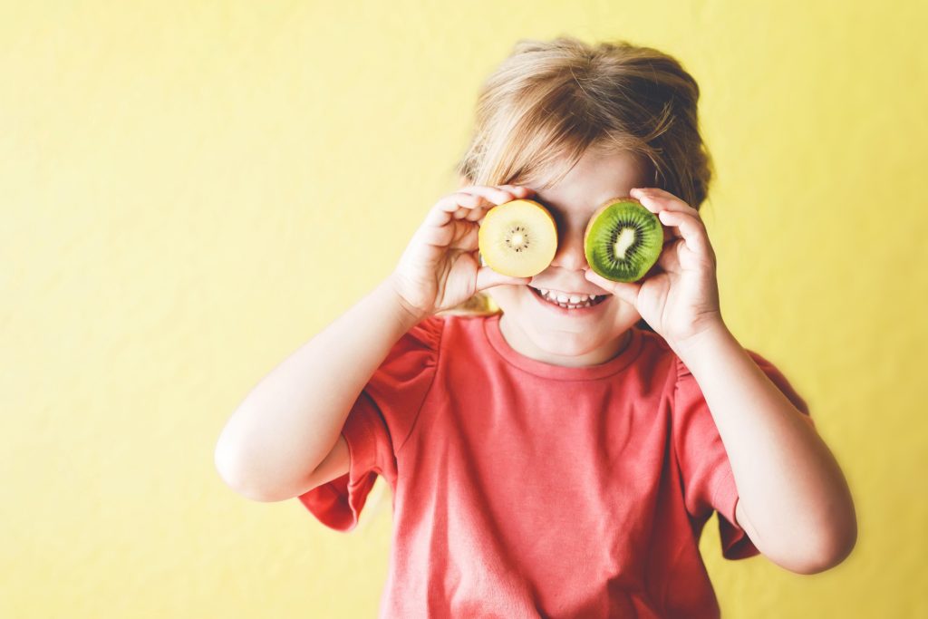 Παιδί και παχυσαρκία: Πόσα φρούτα και λαχανικά πρέπει να τρώει την ημέρα -Οδηγίες του ΠΟΥ