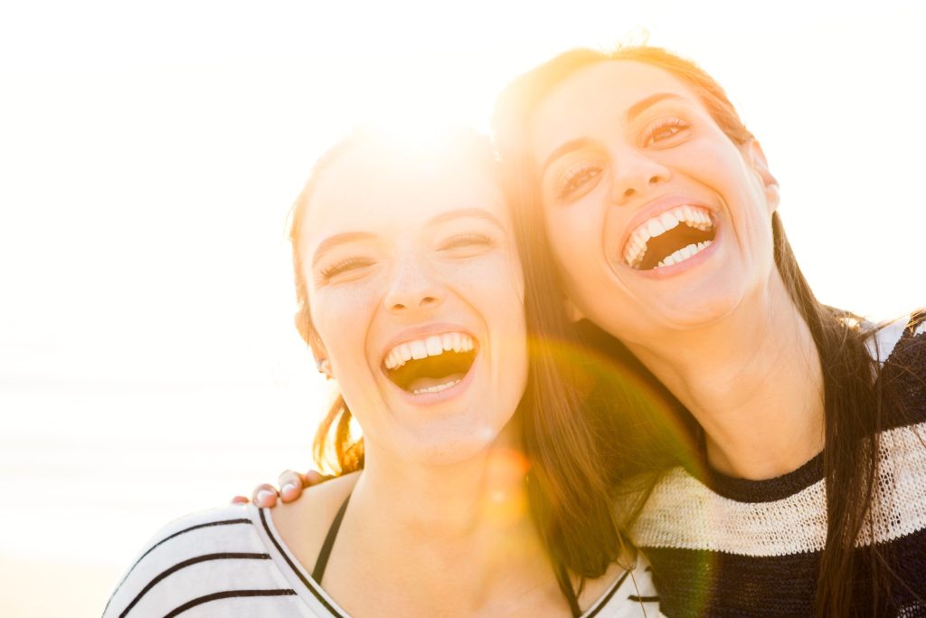 Τι προκαλεί το γέλιο στην καρδιά μας – Νέα μελέτη το συνδέει με τη στεφανίαια νόσο