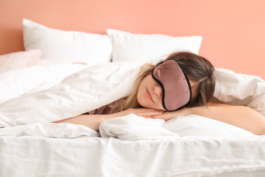 Η στάση ύπνου που προκαλεί ρυτίδες και ασυμμετρία στο πρόσωπο