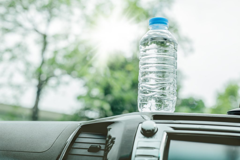 Γιατί δεν πρέπει να αφήνετε ένα μπουκάλι νερό στο αυτοκίνητο ποτέ – Δεν είναι οι τοξίνες από το πλαστικό!