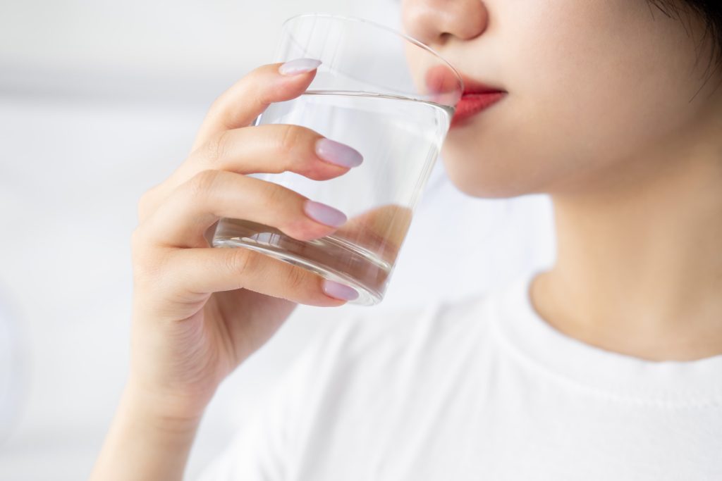 Πότε πρέπει να πίνετε νερό για να χάσετε ένα κιλό το μήνα – Νέα έρευνα