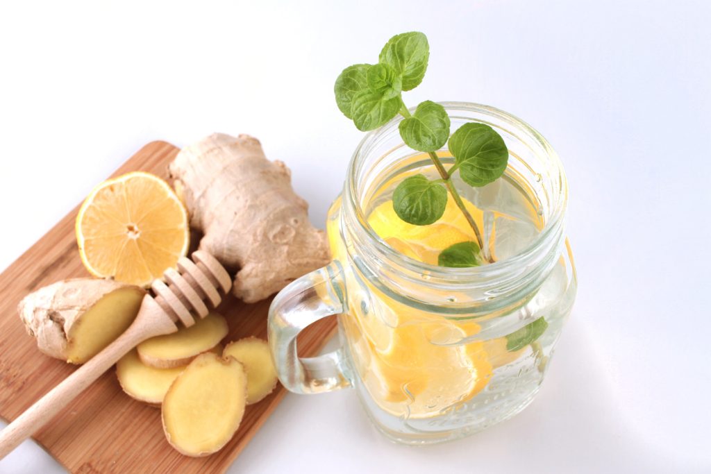Νερό με τζίντζερ: 8 συνταγές για αποτοξίνωση, ενίσχυση μεταβολισμού και απώλεια βάρους