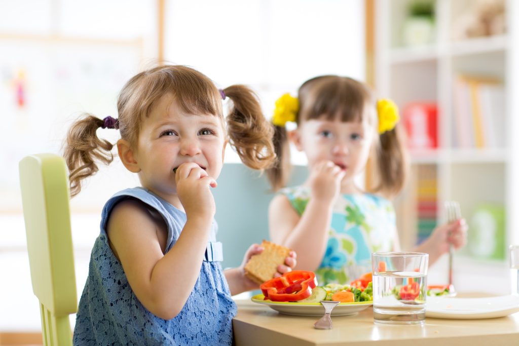 6 στους 10 παιδικούς σταθμούς δίνουν τροφές με σάκχαρα και λίπη στα  παιδιά – Οι συστάσεις του Υπουργείου Υγείας