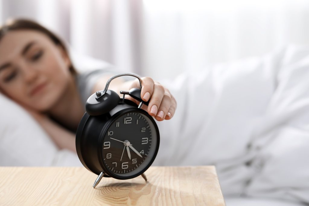 Snooze: Γιατί πρέπει να κλείνετε το ξυπνητήρι όταν χτυπάει -Τα οφέλη για την υγεία σύμφωνα με τους επιστήμονες