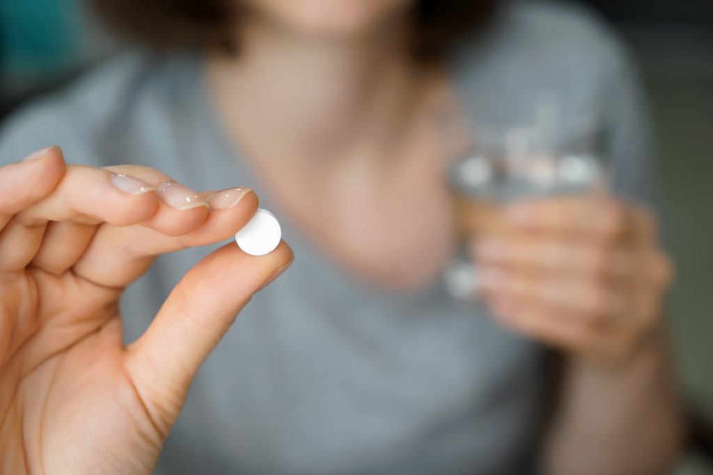 Μια ασπιρίνη την ημέρα μπορεί να κάνει περισσότερο κακό παρά καλό; – Τι δείχνουν οι έρευνες