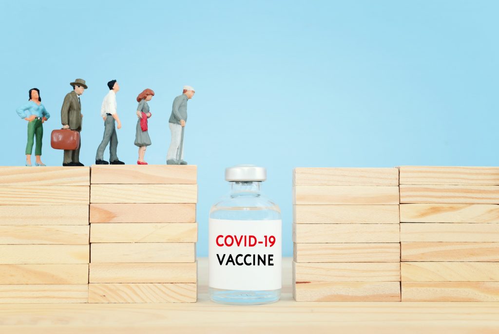 COVID-19: Ποιες είναι οι παρενέργειες του νέου εμβολίου για τον κορωνοϊό – Τι να περιμένετε