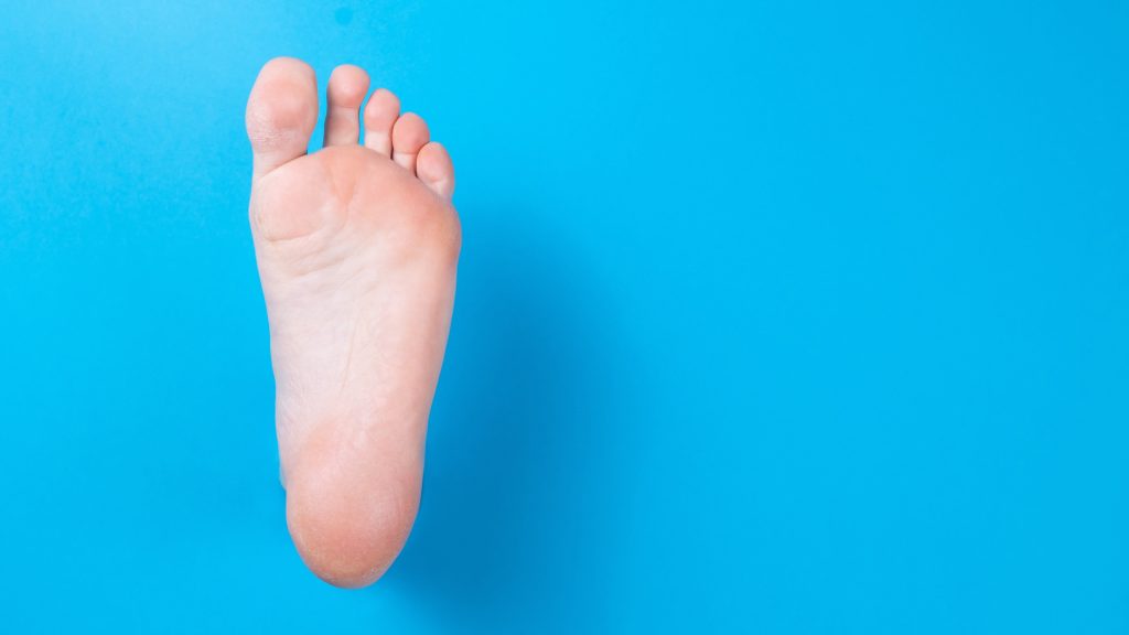 Οστεοπόρωση: 5 ασυνήθιστα σημάδια που εμφανίζονται στα πόδια και τα νύχια σας