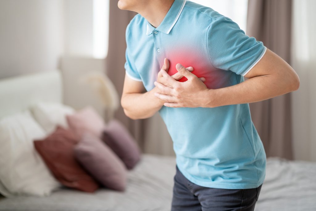 Πόνος στη δεξιά πλευρά του στήθους: Τι τον προκαλεί και πότε να ανησυχήσετε – 18 πιθανές αιτίες