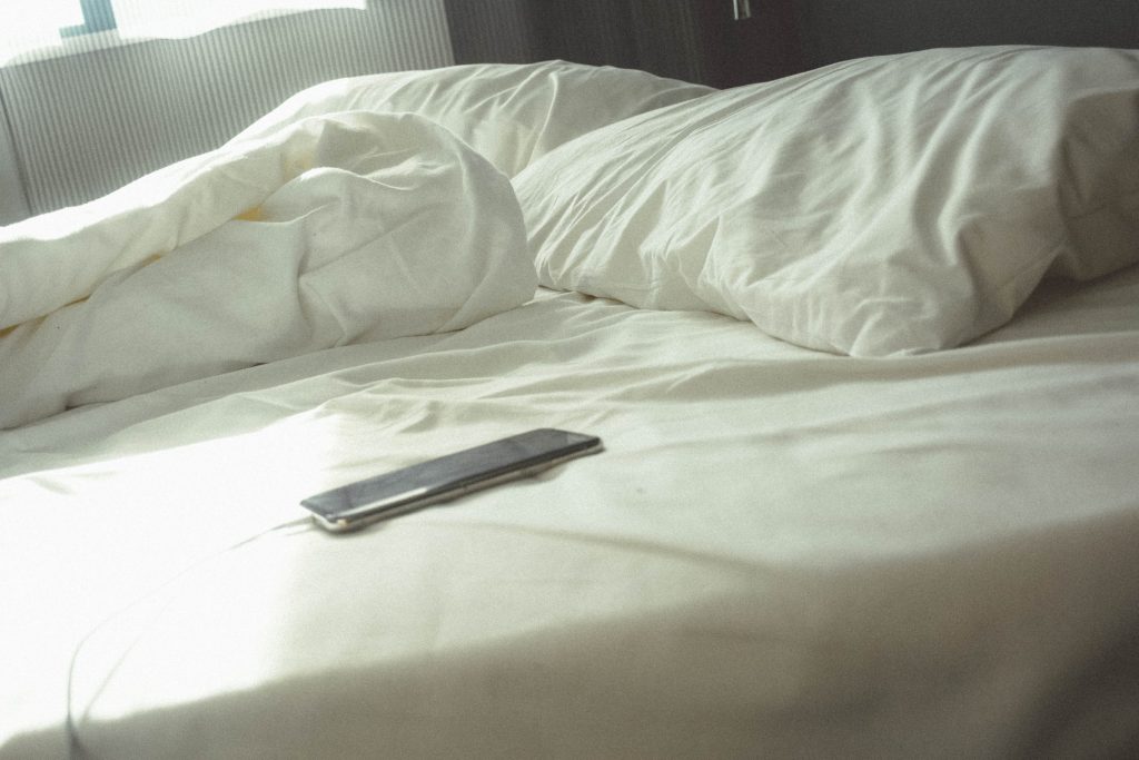Είναι ασφαλές να κοιμάστε με το κινητό δίπλα στο κρεβάτι σας; Tι δείχνει νέα μελέτη