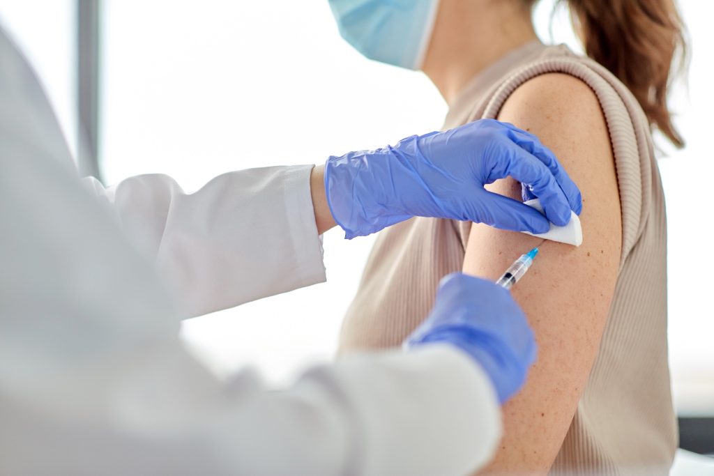 Τι πρέπει να γνωρίζετε για τον εμβολιασμό με το επικαιροποιημένο εμβόλιο κατά της Covid-19
