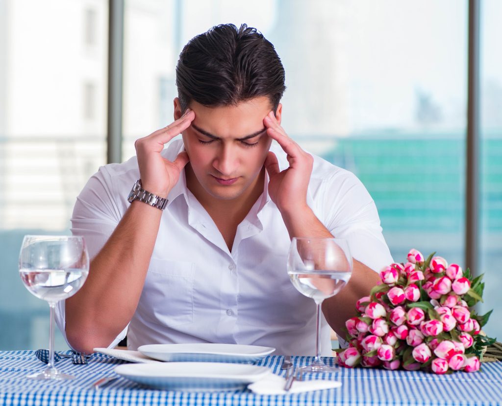 5 αιτίες που σας πιάνει πονοκέφαλος μετά από το φαγητό-Πότε να ανησυχήσετε