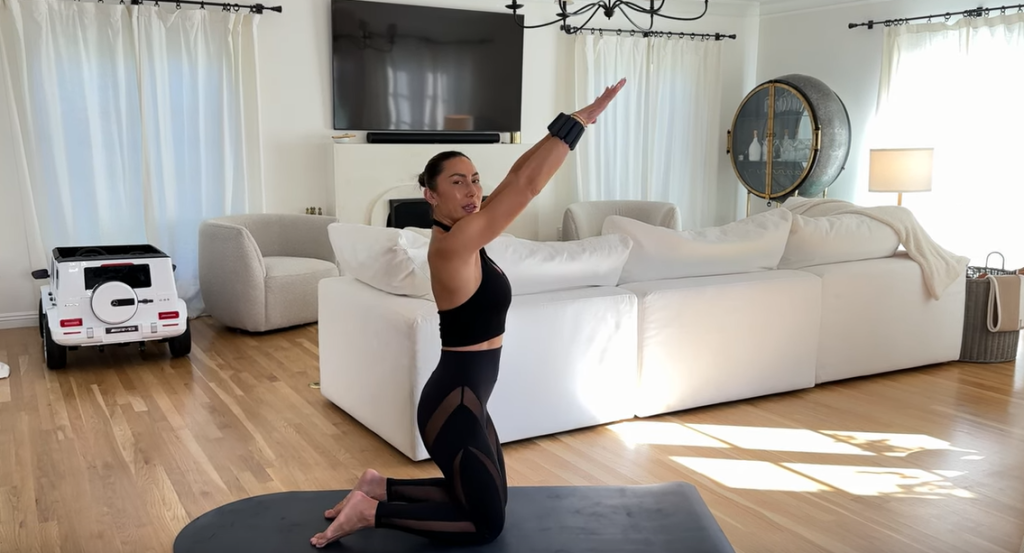 Στήθος: Η άσκηση που κάνει η Kardashian για να δείχνει το στήθος της πιο μεγάλο και στητό!