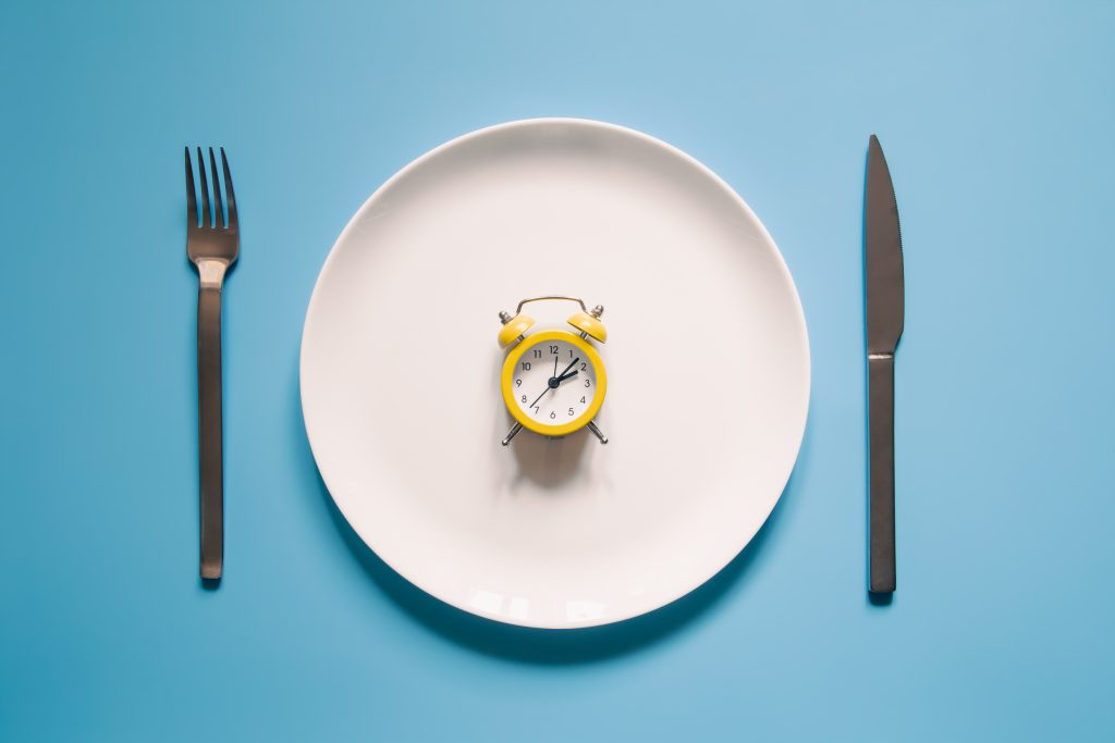 Τρώγοντας αυτές τις ώρες της ημέρας θα χάσετε κιλά, θα έχετε ενέργεια και θα είστε πιο ευτυχισμένοι – Χωρίς δίαιτα
