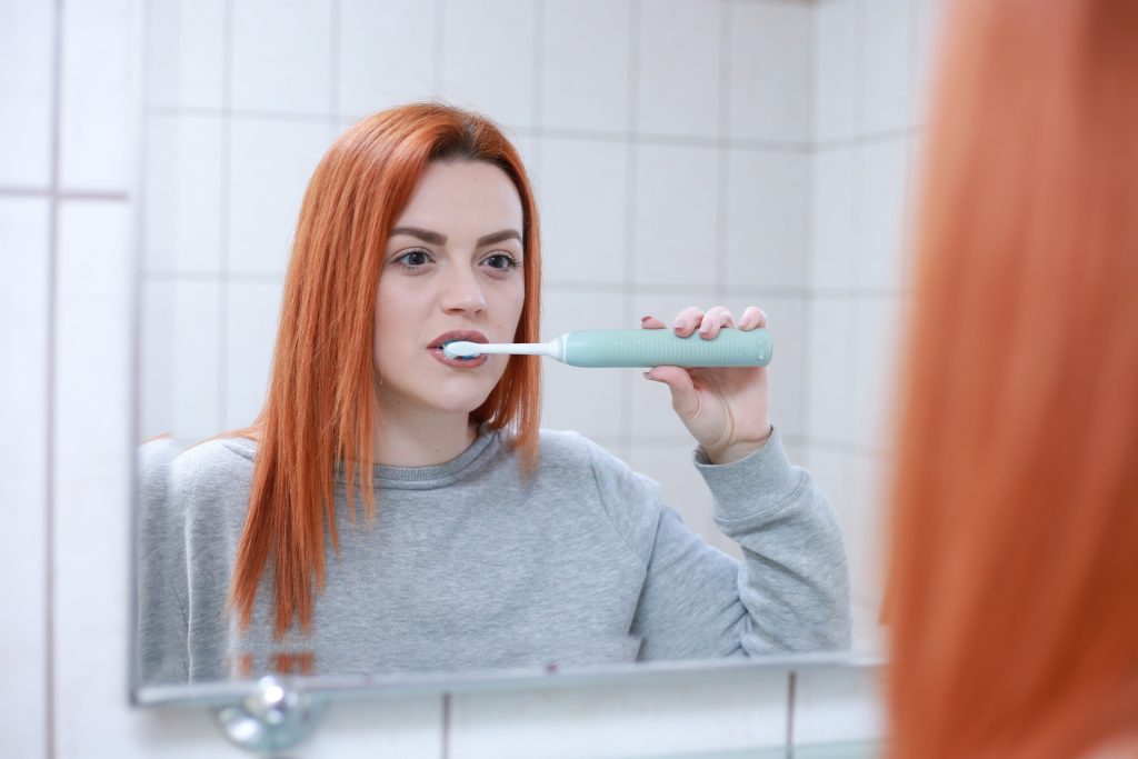 Πρέπει να πλένετε τα δόντια σας πριν ή μετά το πρωινό; Το λάθος που σας βάζει σε κίνδυνο