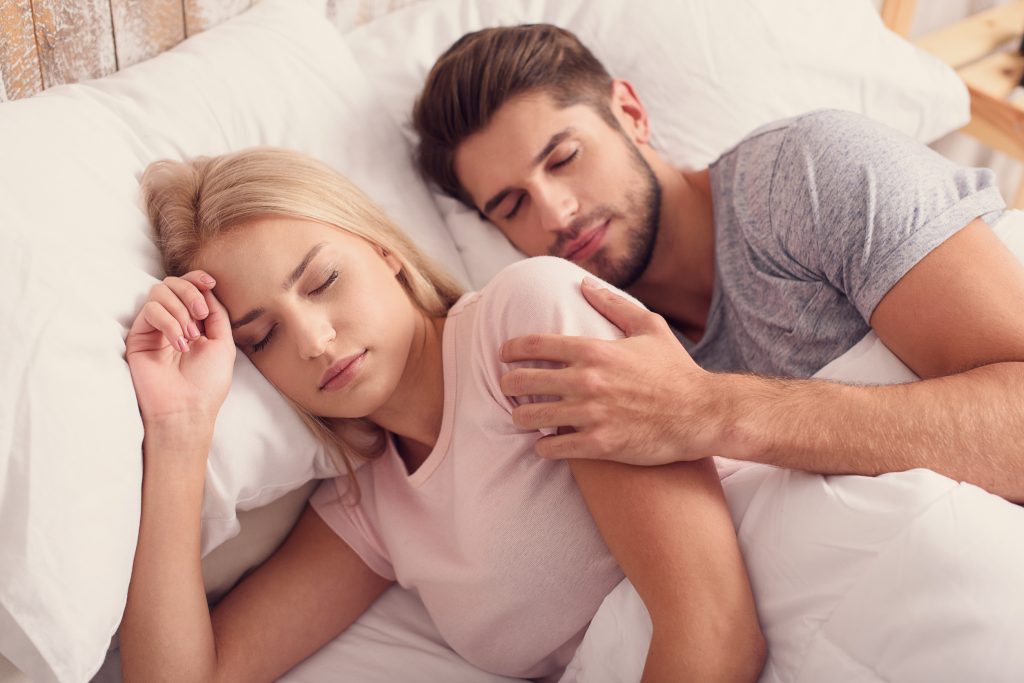 Τι αποκαλύπτει η στάση του ύπνου σας για τη σεξουαλική σας ζωή