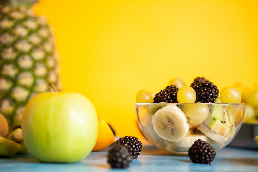 Αυτά τα φρούτα συμβάλλουν στη μείωση της χοληστερίνης σύμφωνα με κορυφαίους επιστήμονες