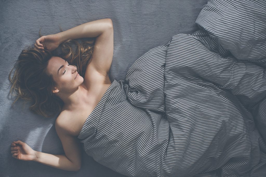 Γιατί πρέπει να κοιμάστε γυμνοί ακόμα και τον χειμώνα – 4 τρόποι για να το καταφέρετε