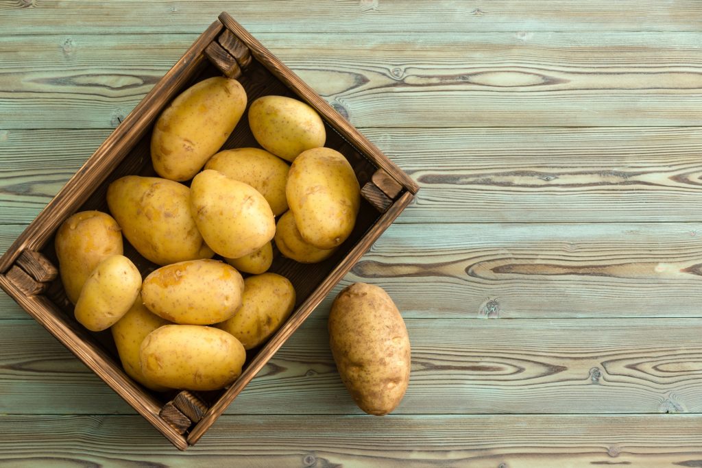 Πώς θα διατηρήσετε τις πατάτες φρέσκιες – Το κόλπο για να μη βγάλουν φύτρες