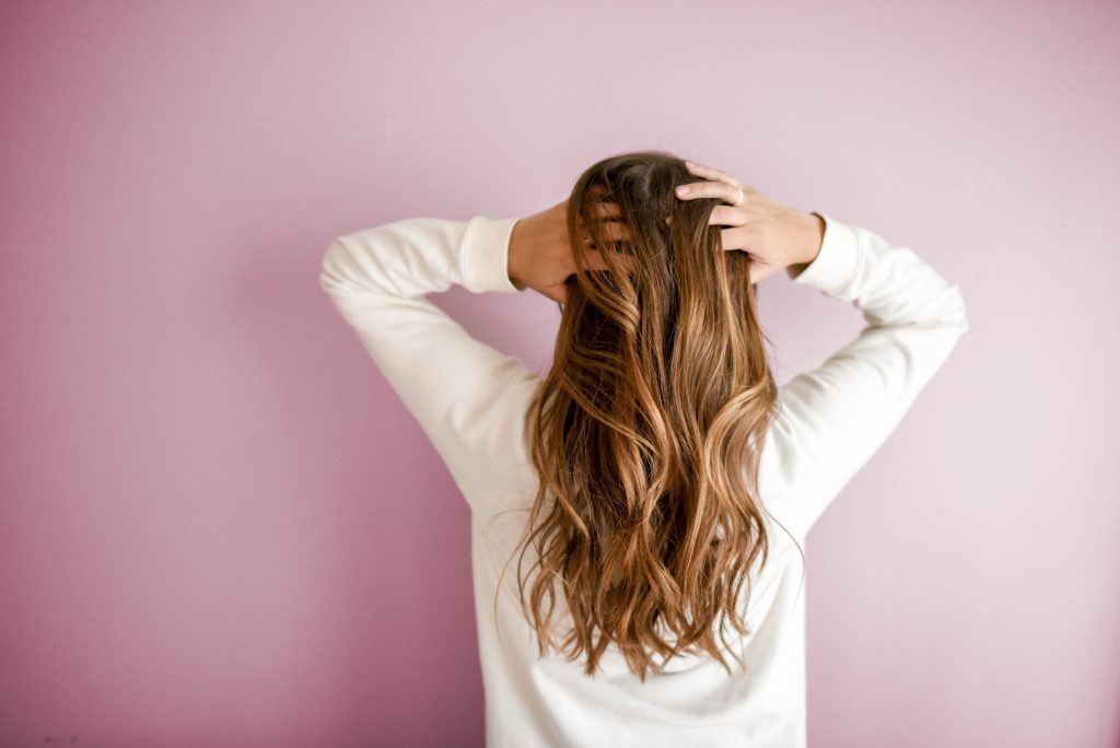 Πως επηρεάζει η περίοδος τα μαλλιά σας και πως να τα φροντίσετε