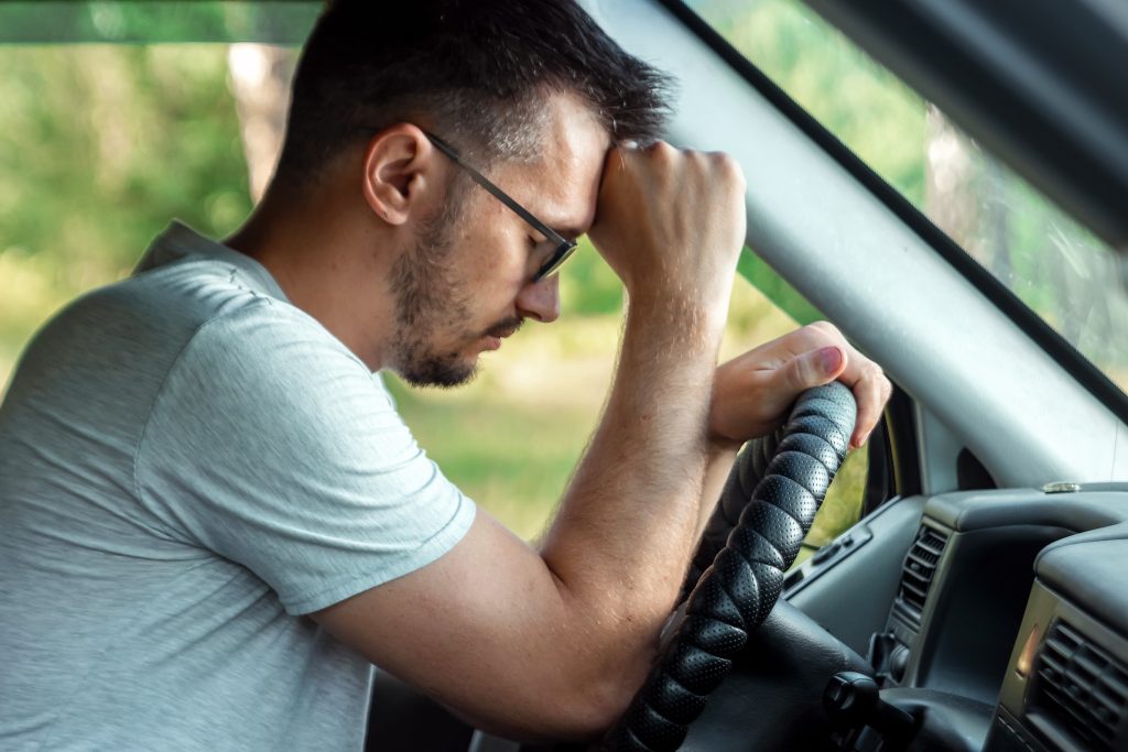 Υπνική άπνοια: Οι 9 συνήθειες στην οδήγηση που δείχνουν ότι πάσχετε – Οι κίνδυνοι