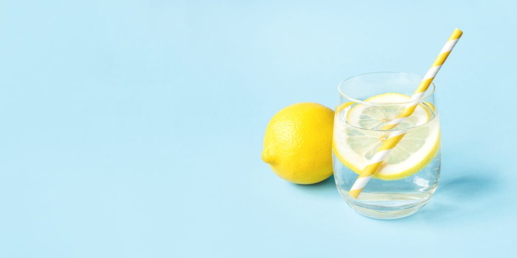 Ποιοι δεν πρέπει να πίνουν νερό με λεμόνι – Τι λέει ο ειδικός