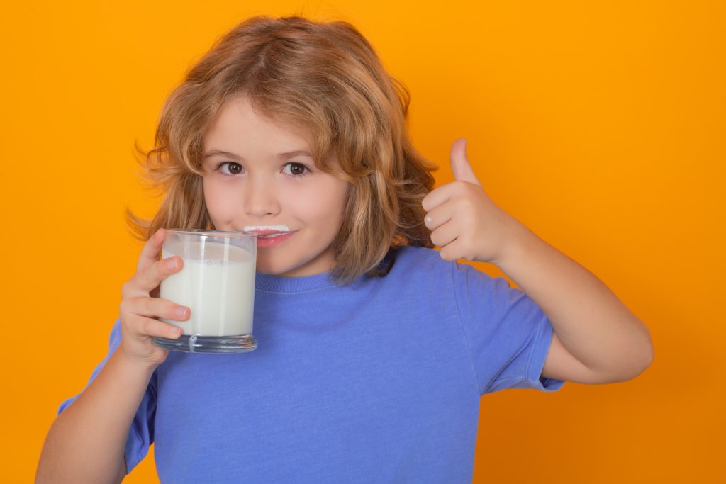 Τι είναι καλύτερο να πίνουν τα παιδιά στο πρωινό: Χυμό, γάλα ή νερό; Οι διαιτολόγοι απαντούν