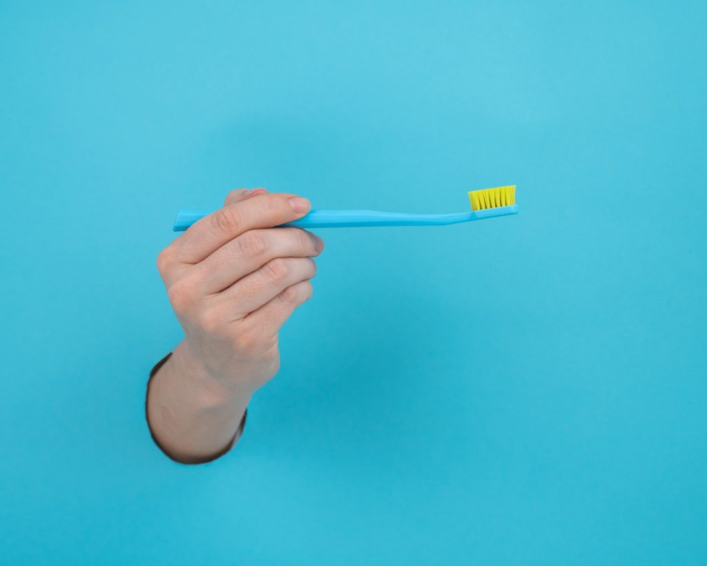 Το σημάδι της άνοιας που μπορεί να εμφανιστεί όταν βουρτσίζετε τα δόντια σας