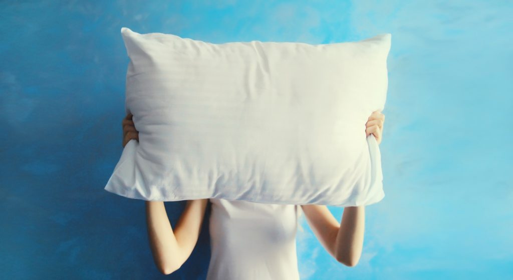 Το λάθος με το μαξιλάρι που δημιουργεί ρυτίδες – Η καλύτερη στάση ύπνου κατά της γήρανσης
