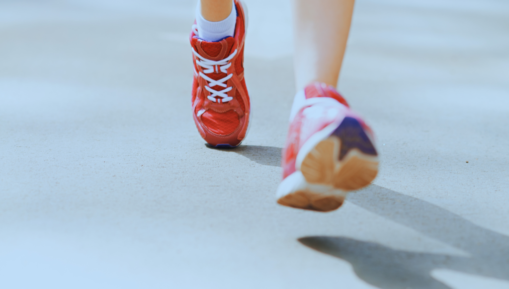 Γκουρού της μακροζωίας προτείνει να… περπατάμε ξυπόλυτοι – Τι άλλο βοηθά να ζήσουμε περισσότερο