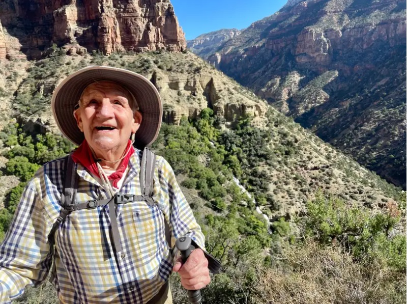 Ένας 92χρονος έγινε ο γηραιότερος άνδρας που διέσχισε το Γκραντ Κάνυον – Οι συμβουλές του για άσκηση και διατροφή
