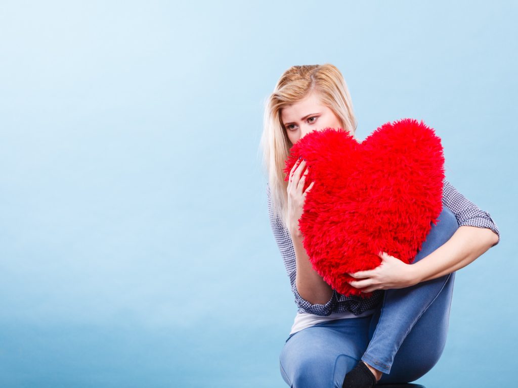 Τα 10 συμπτώματα μιας ραγισμένης καρδιάς – Τι μπορεί να προκαλέσει ένας χωρισμός στην υγεία σας
