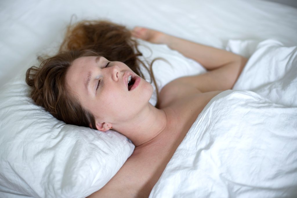 Ο λόγος που δεν πρέπει να κοιμάστε με το στόμα ανοιχτό – Και δεν είναι οι… αράχνες