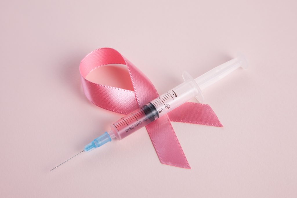 Επαναστατική θεραπεία για τον καρκίνο: Ξεκινά στη Βρετανία η δοκιμή εμβολίου mRNA σε ασθενείς