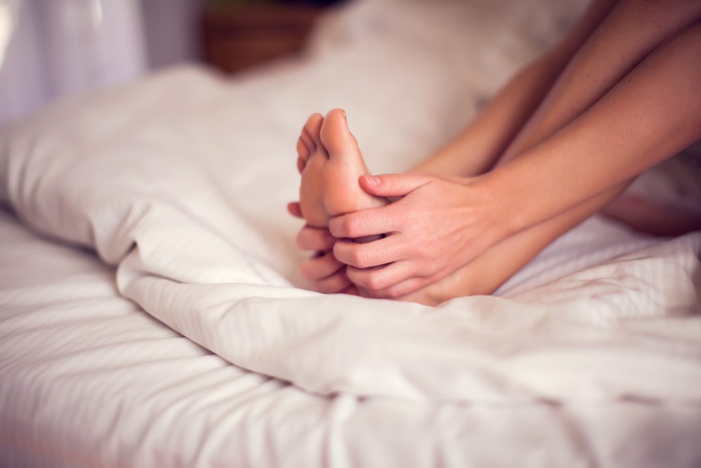 Κράμπες στα πόδια κατά τη διάρκεια του ύπνου: Γιατί τις παθαίνετε, πώς μπορείτε να τις αντιμετωπίσετε
