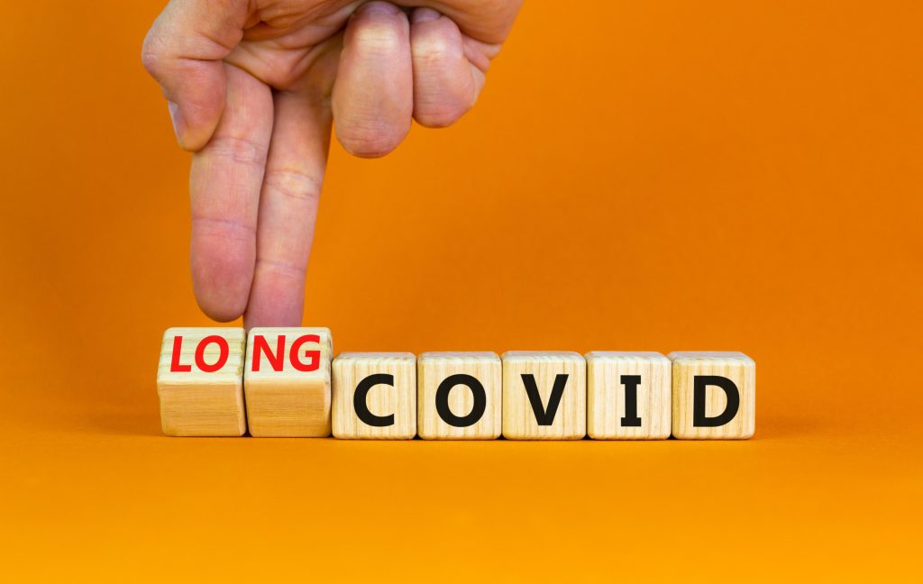 Long COVID: Mπορούν να βοηθήσουν τα επιθέματα νικοτίνης; Τι λένε οι επιστήμονες για τη νέα τάση