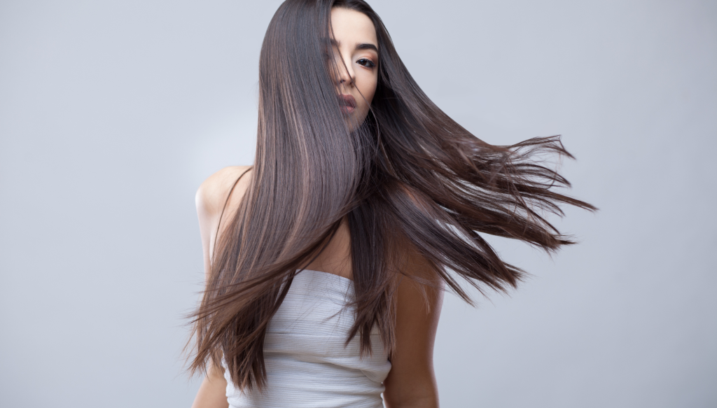 8 φυσικοί τρόποι για να βοηθήσετε να μεγαλώσουν τα μαλλιά σας πιο γρήγορα