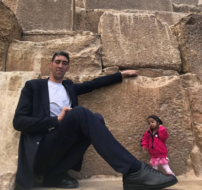 Όταν ο ψηλότερος άνδρας του κόσμου συνάντησε την πιο κοντή γυναίκα του κόσμου