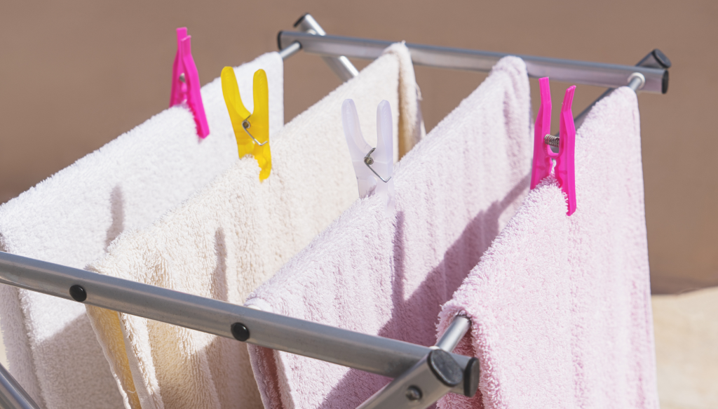 Στεγνώνετε τα ρούχα μέσα στο σπίτι; Ειδικός επισημαίνει τους κινδύνους για την υγεία σας και προτείνει εναλλακτική λύση