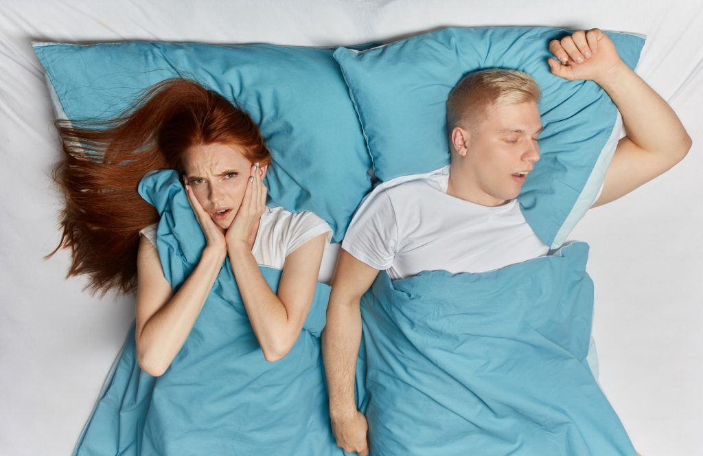 Ροχαλητό: Το νόστιμο ρόφημα πριν τον ύπνο που το αποτρέπει και καθαρίζει τα ιγμόρεια