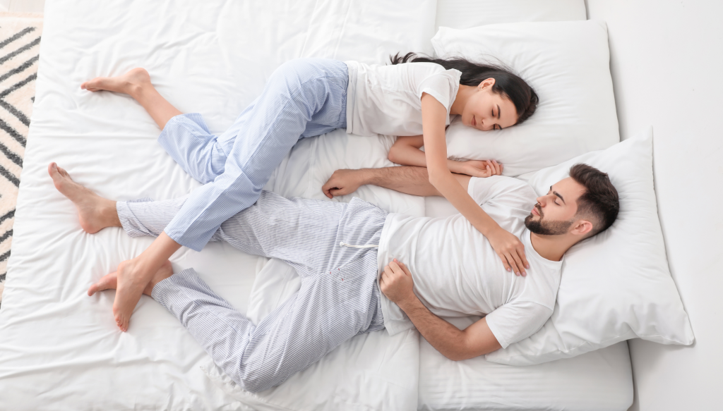 Ποια στάση ύπνου δείχνει ότι είστε ασφαλείς στη σχέση σας; Δείτε τι άλλο αποκαλύπτει η στάση που κοιμάστε για τη σχέση σας
