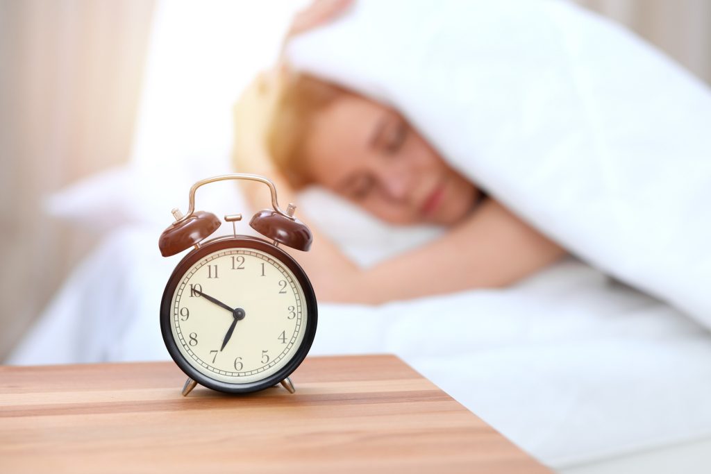 Ξυπνητήρι: Πότε πρέπει να ανησυχήσετε εάν ξυπνάτε πριν χτυπήσει