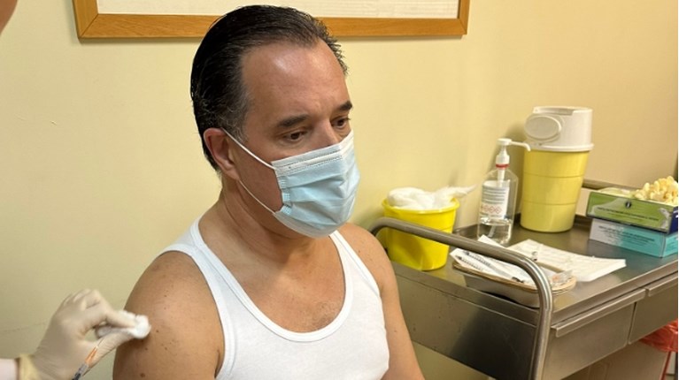 Άδωνις Γεωργιάδης: Εμβολιάστηκε κατά της COVID-19
