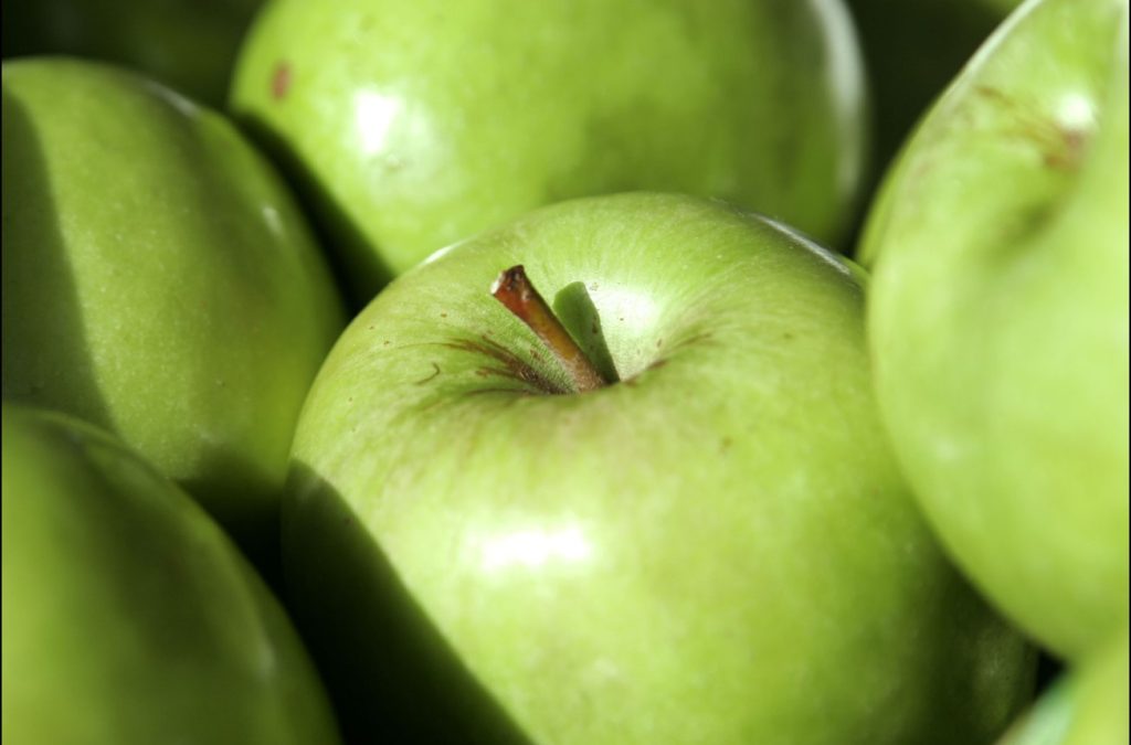 Πράσινο μήλο (ξινόμηλο): Διατροφική αξία, οφέλη και παρενέργειες – Ποιοι δεν πρέπει να τρώνε