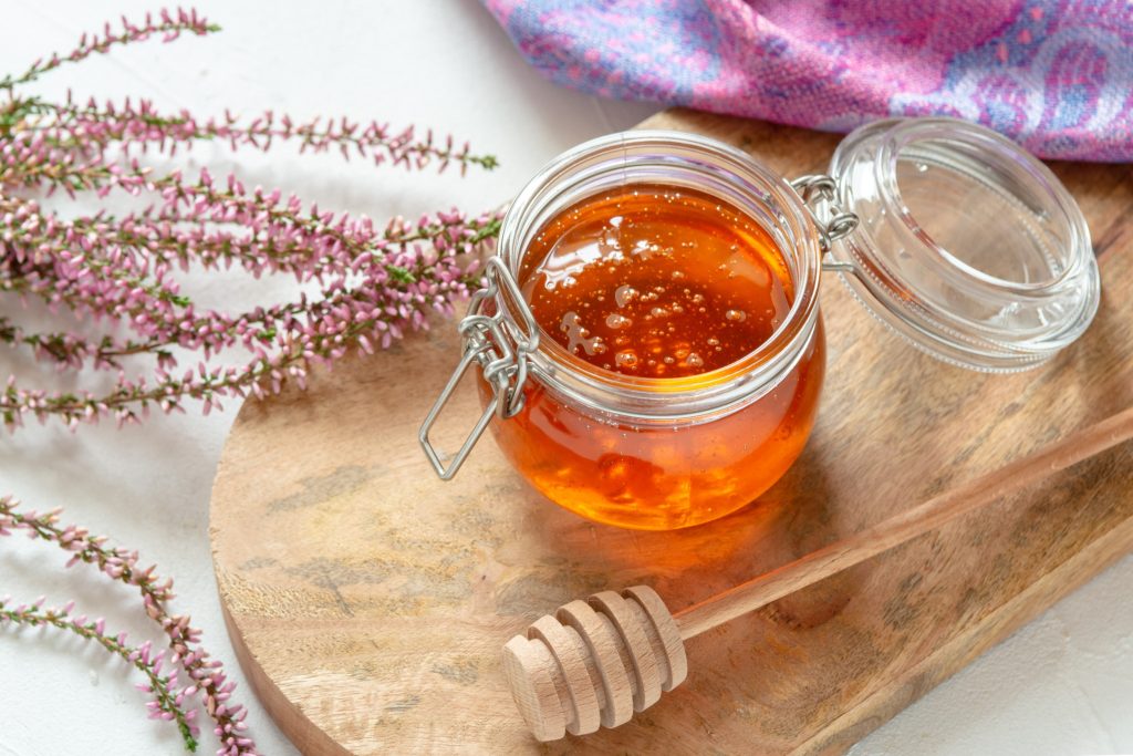 Μέλι μανούκα: Η φυσική θεραπεία για θαμπό και ρυτιδιασμένο δέρμα