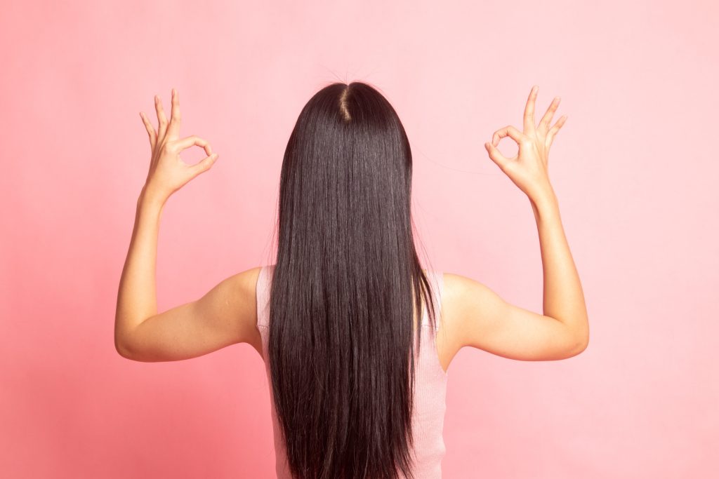 Γυναίκα μοιράζεται τη θεραπεία της για πλούσια και λαμπερά μαλλιά και «αποθεώνεται» στο TikTok