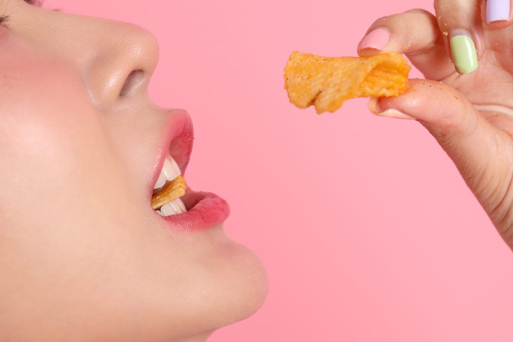 Υποφέρετε από άσχημη ή μεταλλική γεύση στο στόμα σας; Τι μπορεί να σημαίνει και τι πρέπει να κάνετε